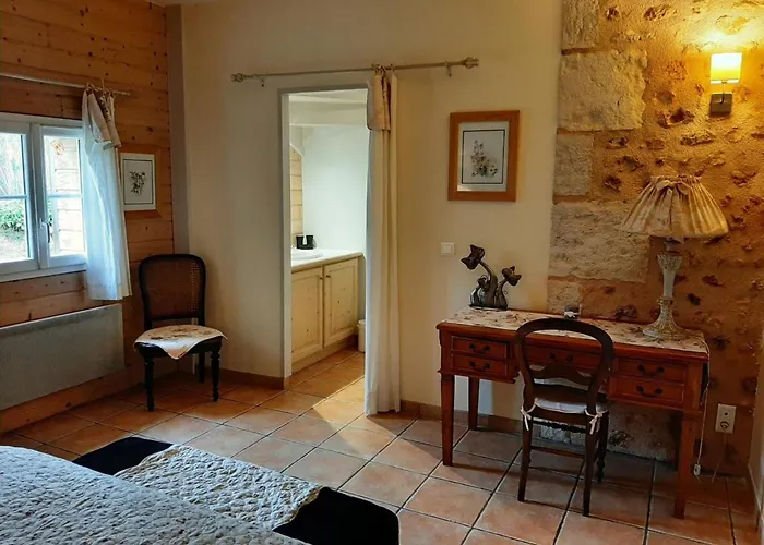 La Queue Rousse - Maison Ancienne Avec Cheminee Et Jardin Cloture - Fr-1-653-132 Montembœuf