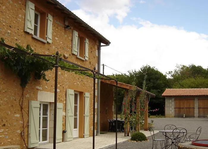 La Queue Rousse - Maison Ancienne Avec Cheminee Et Jardin Cloture - Fr-1-653-132 Montembœuf